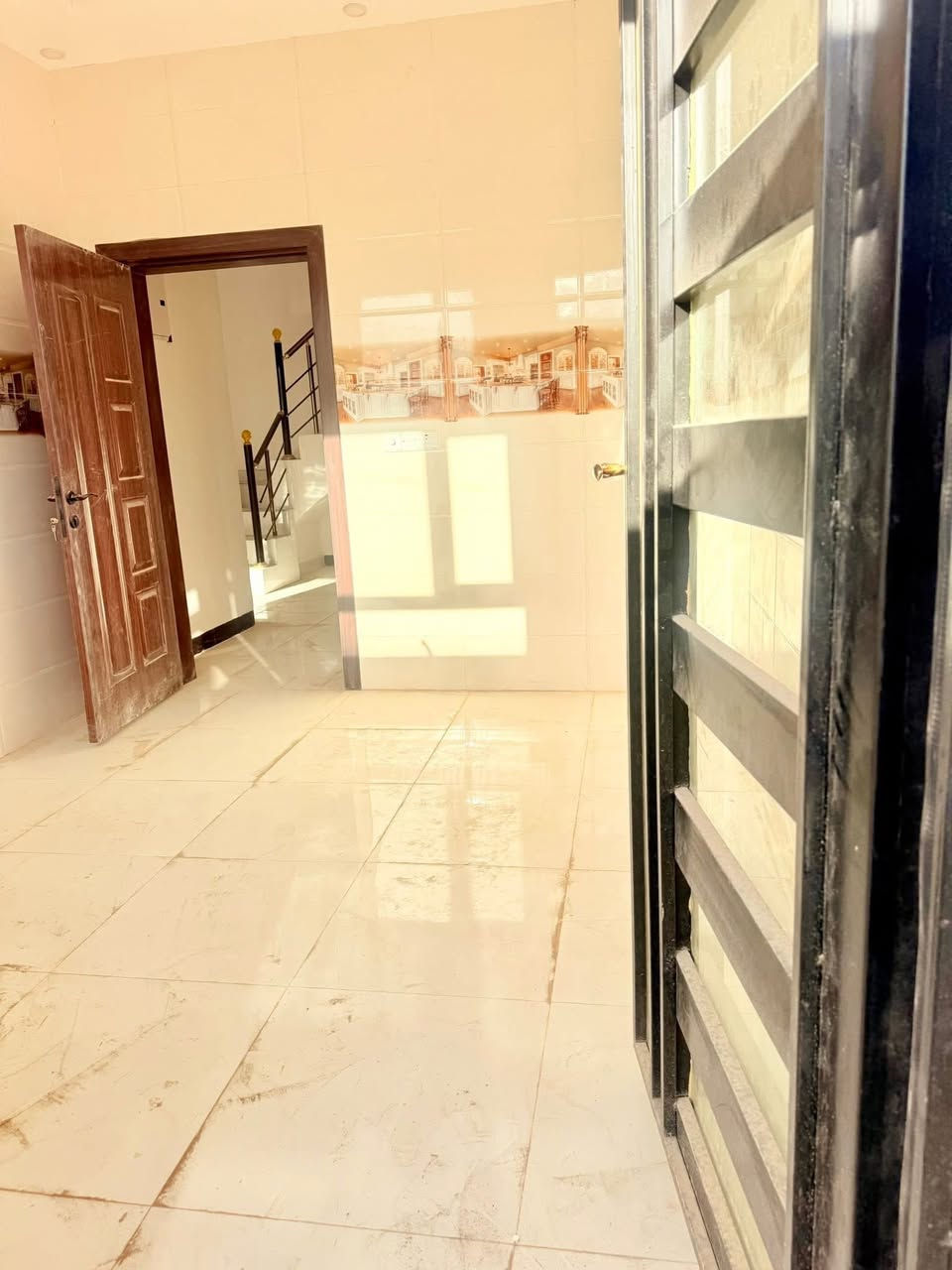 🏡 دار للبيع – القادسية / قطعة 500

🔹 المساحة: 100م (10×10)
🔹 بناء حديث 2026
🔹 بسعر مناسب

✨ يتكون الدار من :-
▫️ سبح مغربي
▫️ صالة استقبال
▫️ 3 غرف نوم
▫️ مطبخ
▫️ مجمع صحيات داخلي + خارجي

📸 نرفق لكم صور عن الدار

📍 الموقع: القادسية – قطعة 500
منطقة مميزة وقريبة من جميع الخدمات.

📞 للاستفسار: شركة نصير للعقارات
📍 عنوان الشركة : صلاح الدين – تكريت، القادسية، وسط شارع قطعة 500

☎️ أرقام الاتصال:
***********
***********
