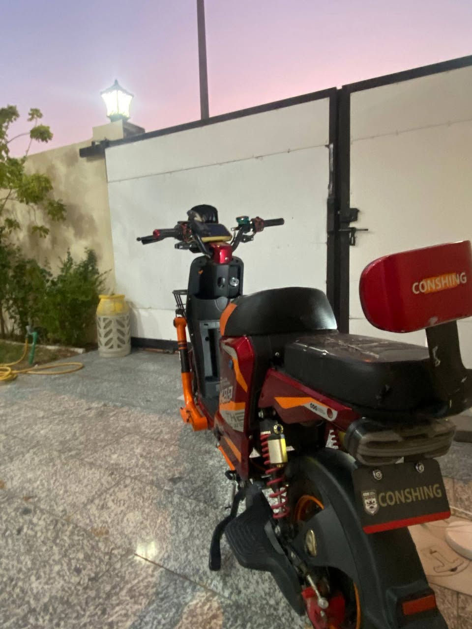 السلام عليكم
دراجة X900 بحاله ممتازه

1-60 volt تقريبا و تزيد و تنقص بس هيه بين ٥٥-٦٥

2-سرعتها ١٠٩ وهمي،الحقيقي تقريبا ٦٠

‎3- ٤ نمر

4- 5بطاريات 32

5-وياها شاحنه

6-و مفتاحين و بصمه و بيها بصمه ثانيه بس ما تشغل تكدر تصلحها 

7-بيها جم بلاستيك مكسور 

8.بريكاتها مو واير ،دهن و قويات 

10-بيها مثبت سرعه و ضواها قوي

11-حجمها ١٦

 

14-بيها نضام بك

15-سعرها 400وبيه مجال مكان دراجه بصره قبله
***********واتساب
