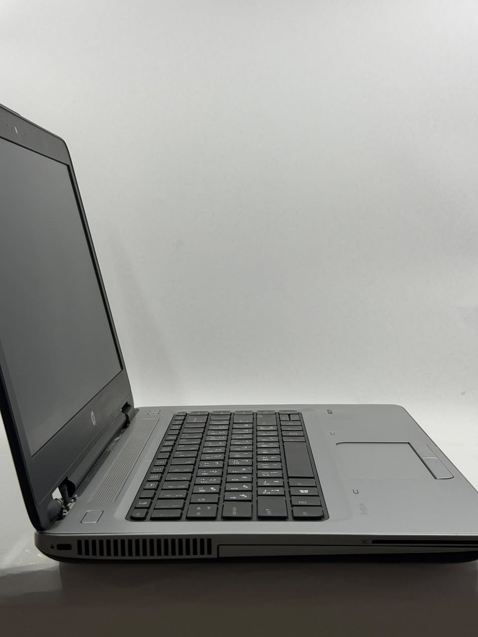 لابتوب ب 200 الف فقط بيه قطعه صغيره مثل ما موضحه بلصوره 

    HP ProBook 640 G2
* المعالج: Intel Core i5-6300U
* سرعة المعالج: 2.40GHz
* الرام: 8GB DDR4
* سرعة الرام: 2133MHz
* كرت الشاشة: Intel HD Graphics 520
* حجم كرت الشاشة: 128MB مدمج
* التخزين: 238GB SSD


**إذا كنت صاحب هذا الإعلان وتريد حذفه لأي سبب، رجاءا أرسل رسالة إلى الدعم الفني**