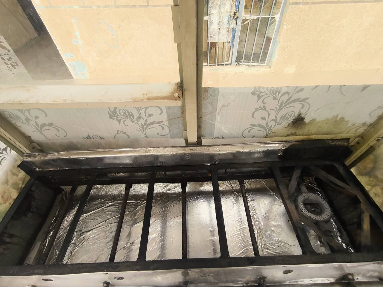 عربانة لفات المنيوم وطباخها شغال وبيها مخزن، سعرها 350،
وشواية گص 5عيون شغاله مابيها عيب سعر175 
العنوان، الحويجه
