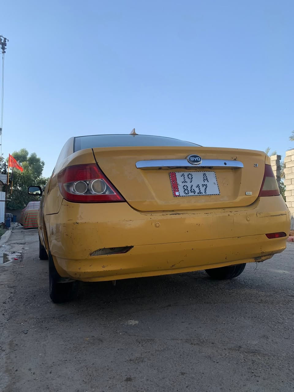 السلام عليكم
بي وايدي موديل 11. F3
رقم وسنويه هزه جديده بسمي مشروع وطني 
محرك وكير جدد شادهن بيهه طخه بصيطه
 بالباب مال السايق سياره خير من الله كبل للشارع كمبريسر جديد مال تفصيخ وراديتر جديد بس تغسل المنضومه وتشحن غاز السعر 40 وبيها مجال مكاني بغداد الشعلة 

***********
