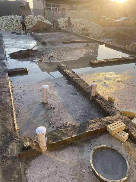 @إشارةاقرأ الأخير واختار الي يناسبك

بيت العائلة تبني بعروض مخفضة اسعارنا تنفسيه من العالميه للمقاولات

1-عرض هيكل ب(180) ب (200 )ب (220)الف للمتر الواحد

2- عرض بيت كامل تسليم مفتاح (400) للمتر الواحد المناور لاتحسب في المتر 

💯💯💯💯💯💯

عرض تسليم مفتاح بسعر (400) الف دينار للمتر 

اولاً/ ورفع انقاضه وتسوية الارض وتهيئتها للبناء.

ثانياً / ارتفاع الدار

1. الطابق الأرضي (310 سم )

2. الطابق الثاني والثالث  (300 سم)

ثالثاً / مواد البناء

1. الطابوق جمهوري .

2. الاسمنت نوع جيد.

3. الرمل والحصى المغسول.

4. حديد تسليح عراقي نوع FFخاضع للفحص 

رابعاً /

1. تعديل الارض-

2. قشط وتسوية الأرض.

3. فرش تراب والسبيس(20)سم .

4. معالجة الأرض بمادة الكلوردين.

5. فرش طبقة من النايلون الزراعي

6. الصب:-

• الرفت: للبناء الفعلي بارتفاع 30 سم

• الاسس الشريطية: للأسيجة 

• البتلو- 10 سم

خامساً / الابواب والشبابيك

1. الابواب

• الباب الخارجي- حديد

• باب الاستقبال - قاصه

• ابواب الغرف- تركي اوخشب  صاج 

• ابواب الحمامات - المنيوم 

• ابواب المناور والترك البيتونه والمطبخ – الحديد.

2. الشبابيك

• فريم حديد والمقطع (P.V.C) مع عمل كتيبه حمايه بسعر (30) الف دينار للمتر المربع الواحد.

سادساً/ صب السقوف:- بالكونكريت الجاهز بمقاومة انضغاط (35 mpa)

سابعاً / المجاري

تتم المباشرة فيها من البنى التحية  وتتضمن:-

1- بوري حجم اربعه  انج نوع الامل الشريف او البركة.

2- تثبيت المنهولات واغطيتها 

3- ايصال انابيب تصريف الحما مات ومرفقاتها.

4- ايصال انابيب تصريف مياه الامطار من السطوح والمناور. 

ثامناً / اسالة الماء

1- نوع البوري ومواصفته / كوي تركي.

2- نوع الخلاطات  والحنفيات/ تركي. 

تاسعاً / الكهربائيات .

1- السويجات والبلكات نوع اديسون .

2- نوع السلك - نحاس 

عاشراً / السلالم ( الدرج )

1- نوع بناء السلالم / كونكريت مكسر. 

2- نوع بآيات السلالم / تركي  للبأيه والمراية.

3- نوع محجرات السلالم/ المنيوم.

الحادي عشر/ اللبخ والابياض / عمل بالمساطر كل (80) سم .

الثاني عشر / الارضية /الطابق الارضي والاول والبيتونه  بورسلين او كلشي عن لايزيد سعر المتر عن (9 الف ) الف دينار

الحمامات – سيراميك / هندي او يراني 

 المناور- ( حسب نوع  الأرضي )

الثالث عشر / جدار الحمامات والمطابخ

1- الحمامات-  هندي درجةاولى لسعر المتر ٩ الف

2- المطبخ -هندي درجه اولى لسعر المتر ٩ الف 

الرابع عشر / السطوح 

1- الاشتايكر

2- ملحقات الاشتايكر

3- فلانكوت طبقتين _ زفت _ الزميج _

   الخامس عشر / 

2- نوع الجام - 4 ملم حسب الاختيار.

 السادس عشر / الواجهات-(تحدد بعد التصميم)

هذه المواصفات تنجز بسعر(400)

دينار للمتر المربع الواحد ( ذرعة هندسية )

للتواصل زيارة مكتبنا العدل داخل مثلث الذهبي قرب جامع كامل العبود 

او الاتصال على احد الارقام التالية

***********

***********  

***********
