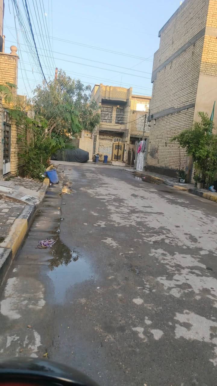 الدار للبيع الدار طابقين كامل مع مخزن طابق ثالث خدمات موجودة شوارع تبليط عنوان منطقة سيد خوام مساحه 100نزل عشيرن واجهة خمسه بناء حديث توصل عل رقم او مراسله عل وتساب ***********
