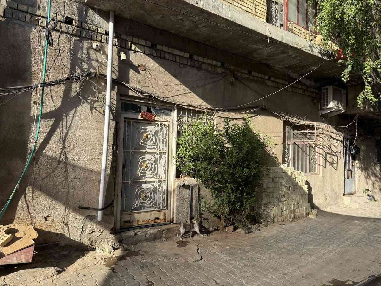 السلام عليكم …
بيت امانة ٢٠٠ متر اصولي باسمي  مسدد غير مديون…
واجهة ١٠ متر تقريبا ونزال ٢٠ طابق ونص "…
يحتوي على ٨ غرف… وحمامين فوك وجوة 
بحاجة إلى ترميم بسيط…
جاهز  للسكن …
فرع هادى وقريب على شارعين  
مجاور شارع الشيخ معروف من جهة السينما وقريب على شارع العلاوي مقابل وزارة الثقافة 
للاستفسار ***********
