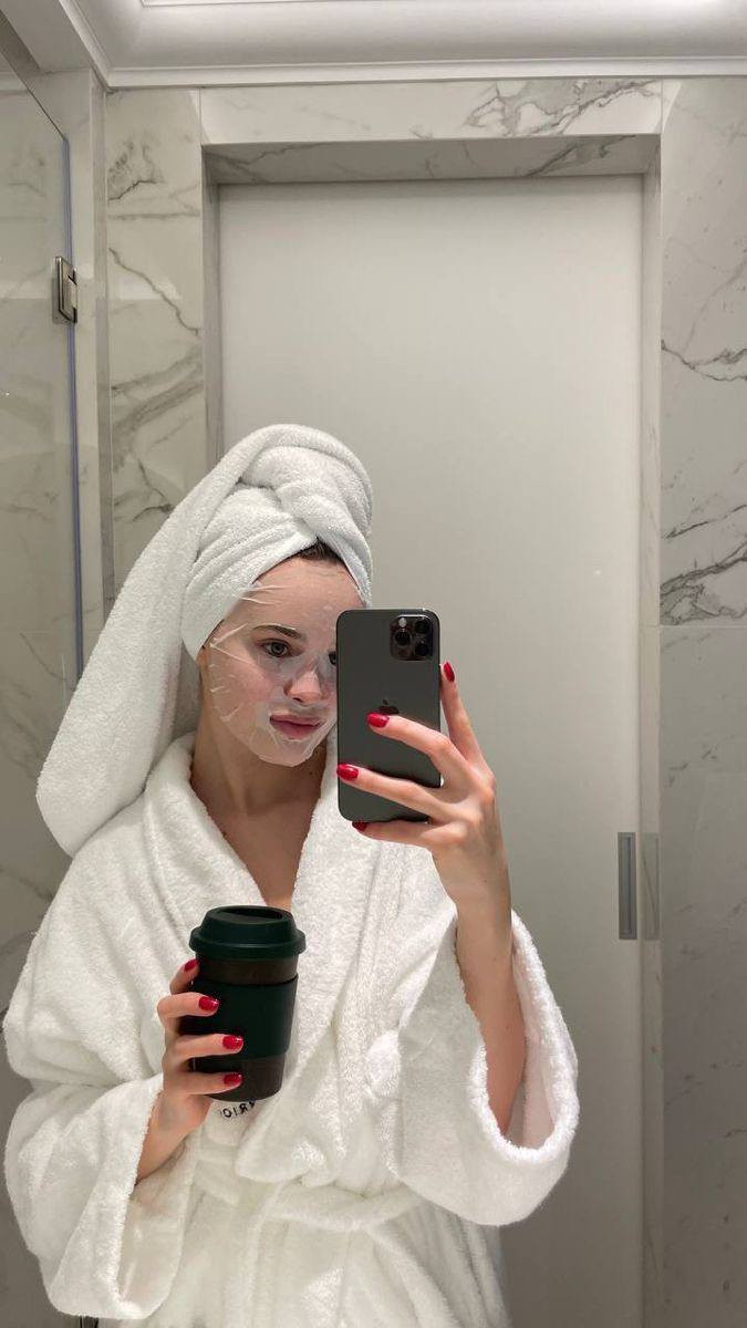 ويتدللون علينا الجميلات 🌸 

ماسك الكبسولة المضغوطة😍
هو عبارة عن كبسولة تتخلى بالماء تطلع قناع على شكل الوجه بالضبط   
بعدين أجيب الماسك و نخلي بالتونر الخاص …وهسة صار الماسك مشبع بالتونر ونخلي على الوجه لمدة ١٥ دقيقة  وبعدين نشيله ونخلي مرطب 
ينفع للبشرة الدهنية ؟  أكيد ينفع بس لازم التونر خاص للبشرة الدهنية 
شنو ممكن أستخدم بدل التونر ؟ مي الورد ينفع 
شنو الفائدة من ماسك التونر هذا ؟ 

أولا : الترطيب.  
 ثانيا : يخلي دهون البشرة تطلع برة مثل فكرة نخلط مي وزيت الزيت يصعد فوك 🌸
 ثالثا : يعالج مشاكل البشرة  مثل الحبوب والجفاف 🌸
رابعا : يعيد بناء الجلد بعد فترة من الإستخدام وهيج يخلص البشرة من آثار الحبوب والحفر 🌸
خامسا : يصغر مسام البشرة🌸
سادسا : لازم مواظبة لمدة شهر حتى نحصل على النتيجة🌸

زين الماسك المضغوط يستخدم بس ويه التونر ؟ أكيد لا... تكدرين تستخدمي ويه أي ماسك إنتي حابته مي رز ، جل الصبار أو سيرومات مثل فيتامين سي و هايرونك أسد تخلي كماسك.🌸
الكيس يحتوي على 50 ماسك مضغوط🌸
سعر الكيس 10 الاف 
🚘 يوجد خدمة توصيل لجميع محافظات العراق ٤ الاف 🚘


**إذا كنت صاحب هذا الإعلان وتريد حذفه لأي سبب، رجاءا أرسل رسالة إلى الدعم الفني**