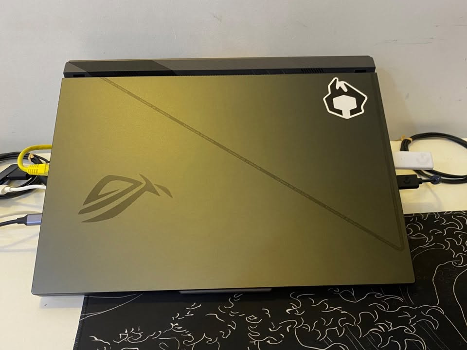 السلام عليكم شباب
هذي لابتوب ASUS ROG STRIX

مستعمله استعمالي شخصي دراسة و لعب مواصفاته حنزله جوه ويه السعر 

GPU : 4070 rtx Vram 8 gb

CPU : core-i7 13650 HX 

Storage : 512 gb

Ram : DDR 5 16 gb

شاشة حجمها ١٦.١ تردد 165 Hz

رايدها على مليون و ٩٠٠ الف (١،٩٠٠،٠٠٠) و بيها مجال بسيط 

سبب البيع اريد اطورها و اشتري تجميعه و محتاج فلوسها كلش 

مكاني بغداد و هذا رقمي للاستفسار واتساب فقط 

***********
