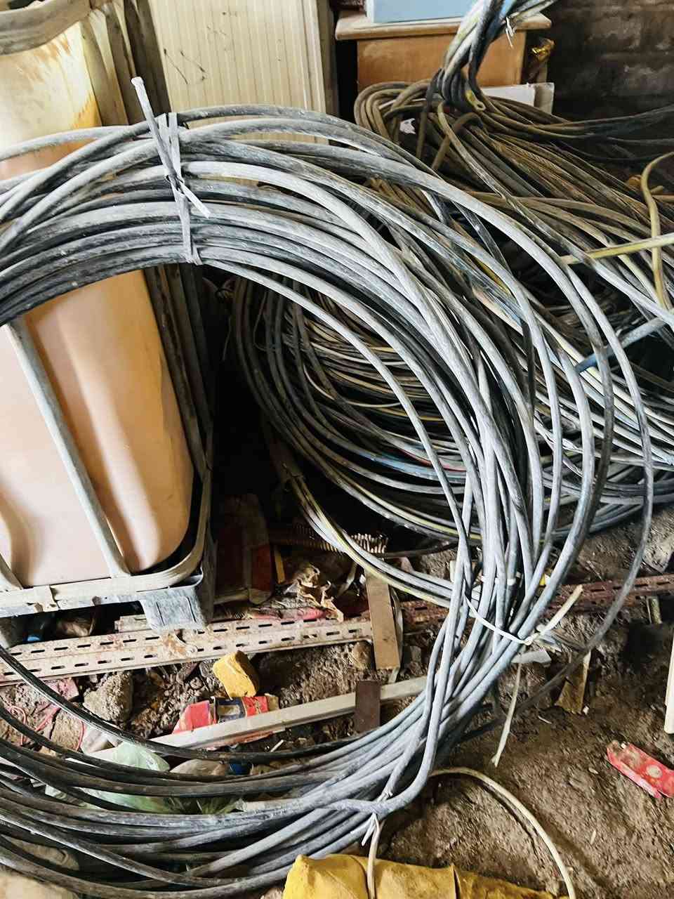 ظفاير كهرباء للبيع سعر متر 7تالاف.  ***********
