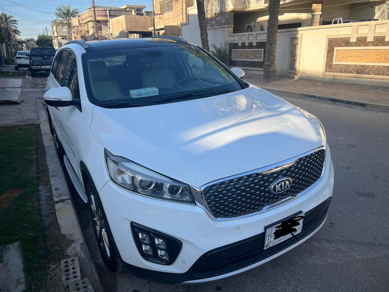 🔥 للبيع – كيا سورنتو 2017 فل مواصفات خليجي 🔥  

🚗 الموديل: كيا سورنتو 2017  
🌍 المواصفات: خليجي (وارد وكالة)  
⚙️ المحرك: 6 سلندر 3.3 لتر  
🚀 القوة: تقريباً 290 حصان  
🔄 القير: أوتوماتيك  
🛞 الدفع: رباعي (AWD)  
👨‍👩‍👧‍👦 عدد الركاب: 7 مقاعد  

✨ المواصفات:  
✔️ فتحة سقف بانوراما  
✔️ جلد فل + تبريد وتسخين مقاعد  
✔️ شاشة كبيرة + نافي + كاميرا خلفية  
✔️ حساسات أمامية وخلفية  
✔️ بصمة تشغيل + دخول ذكي  
✔️ نظام مثبت سرعة  
✔️ تحكم دركسون  
✔️ مكيف دبل + خلفي  
✔️ مرايات كهرباء + طي  
✔️ جنوط وكالة  

🛢️ نوع الوقود: بنزين  
⛽ صرفية جيدة بالنسبة للحجم  

📍 الموقع: (بغداد)  
📊 الممشى: (130.000)  
💰 السعر: (23.500) قابل للتفاوض  

📞 رقم الهاتف: (***********)  

🚨 السيارة نظيفة جداً/ كفاله عامه و سونار موجود
