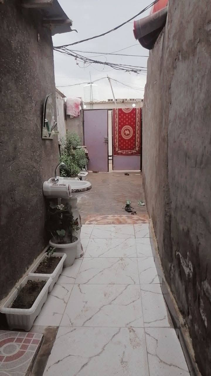 بسم الله الرحمن الرحيم بيت للبيع تجاوز مساحته ١٠٠ متر السعر 13 بي مجال الشراي يدلل  الواجهيه ٣ وربع النزال ٢٠ متر بي صحيات 2x2 متر مطبخ 4x4 هول 7 الطول العرض 4 قرفه نوم 5 x 4 متر البيت   سقف عكاده الارضيه،  وجذاري سراميك سقف ثانوي  جاهز من كهرباء وماء العنوان بصره قبله حي الجامعه قرب جامع المصطفى البيت شارعين خلف مستوصف الزهراء يوجد مقطع فديو للبيت الرقم بي واتساب *********** ومن الله التوفيق( ////// غرفه مال نوم جديده  اخشاب ويا البيت للبيع//)
