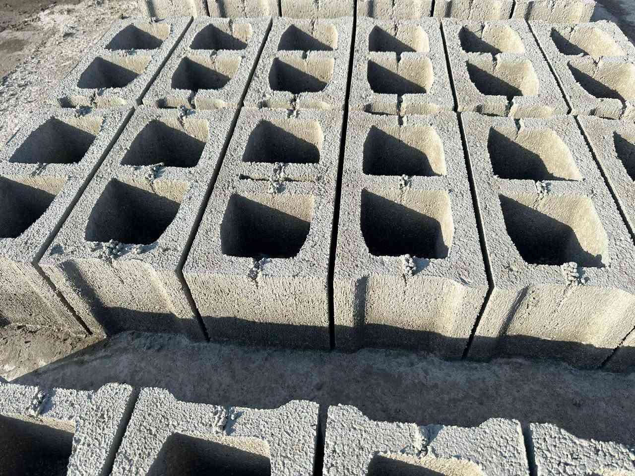 سلام عليكم يوجد بلوك رقم واحد البلوك ما يعجبك ترجعو مصمت مجوف الا ستفسار الاتصال عل رقم ***********
