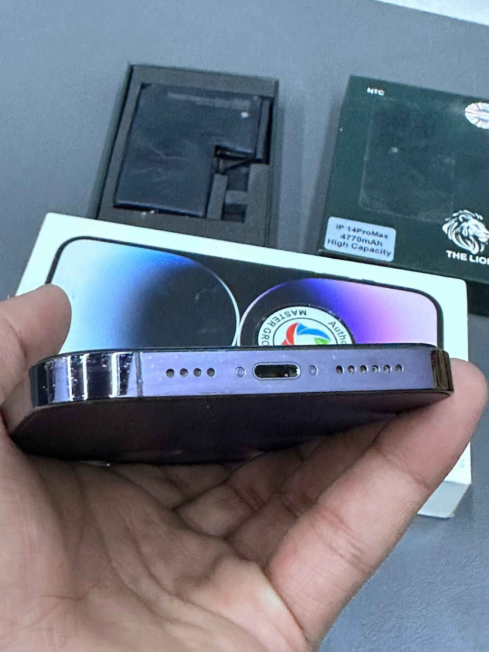 ايفون ١٤ برو ماكس شرق اوسط ماستر AAA نموذج M لون بنفسجي نظافة ٩٠٪ ذاكرة ١٢٨ بطارية ١٠٠ مبدلة اصلية شركة لايون والبطارية القديمة موجودة اذا ردت تبرمجهه الجهاز نظيف ومكفول من كلشي ويا كارتونتة الاصلية 
للبيع او المراوس ب١٦ برو ماكس 
سعرة ٧٥٠ وبي مجال بسيط حك الجية
العنوان النجف حي السلام للاستفسار *********** النجف, العراق
