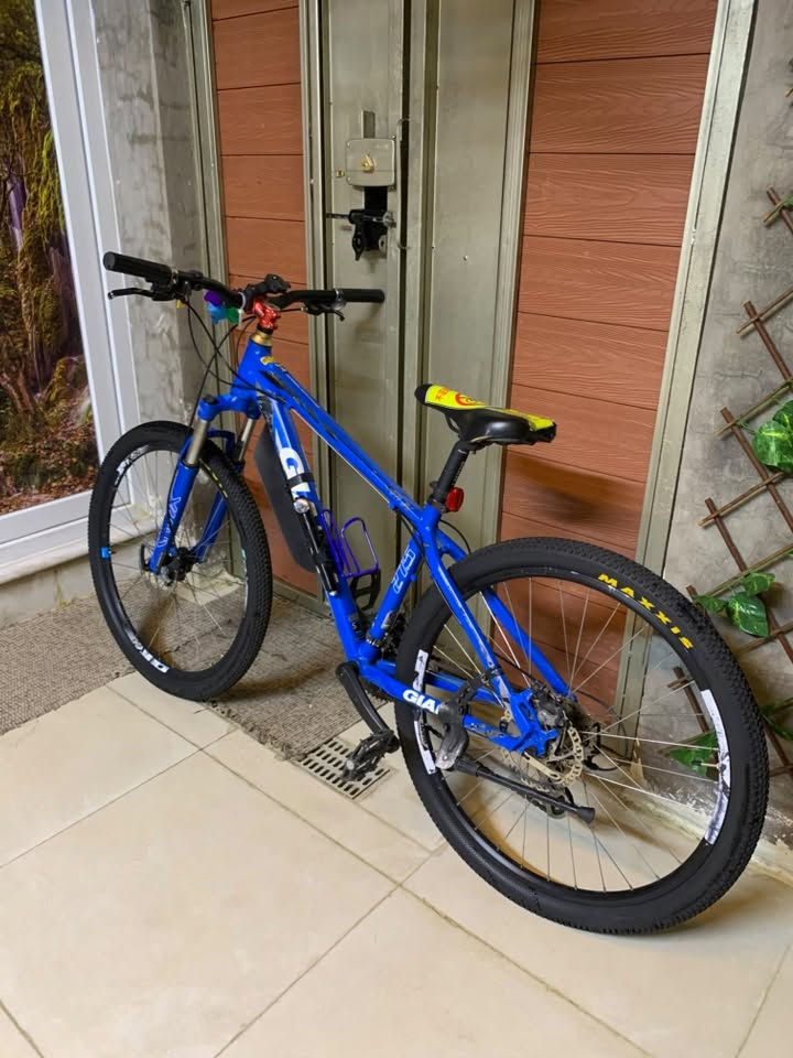 🚲 للبيع: بايسكل جبلي جاينت (GIANT) أصلي - بحالة ممتازة🟦

جبلي (Mountain Bike) هاردتيل.⛰️

 (الفريم): ألمنيوم خفيف جداً وقوي (Aluxx Aluminum)، تصميم هيدروليكي مريح للمسافات الطويلة.✅

(الإطارات): تايرات أصلية ماركة Maxxis (ماكسس)✅

ويلات ألمنيوم دبل وول ديسك (Giant GX28)، قوية وتتحمل الصدمات.✅

منظومة سرعات متعددة (شفترات شيمانو) مع دنديل ثلاثي أمامي يوفر سلاسة تالية🟥

(المساعد الأمامي): مساعد أمامي (Fork) يمتص الصدمات بشكل ممتاز، يمنحك راحة كاملة بالمطبات🟦

حجم(27.5)

العنوان بغداد مدينة الصدر
للتواصل ***********
