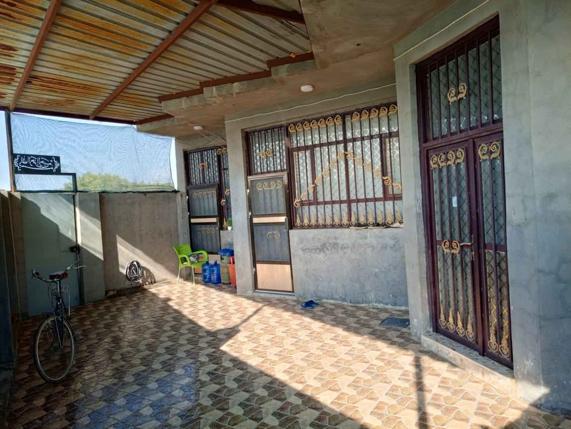 السلام عليكم 
بيت للبيع طابو زراعي سند 25 مساحه واقع حال 175 بناء 160 يتكون من غرفتين وصاله ومطبخ وممرات 2 وأستقبال وحمام داخلي وخارجي بناء كامل وحديث 
 . للاستفسار واتساب ***********
