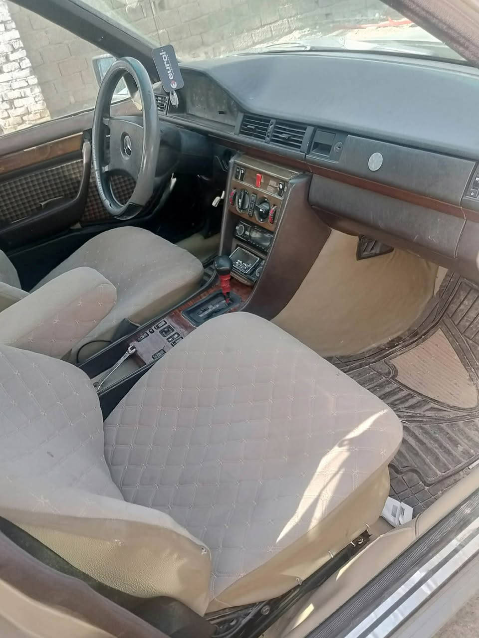 سلام عليكم 
مارسدس دب 
موديل 1990
رقم بغداد
محرك VVT مكفول جديد
كير مكفول جديد
سيارة بلادية 
مصبوغة بسبب جراد 
بدون حادث 
دبلات بلاد سيارة معنئ كلمة
تخم تأير جديد
صدر جديد 
دواخل جديد 
تجي وتشوف بعينك 
احلئ من صور 
العنوان بغداد 
سعر 60 وبيه مجال بسيط
رقم الهاتف ***********
