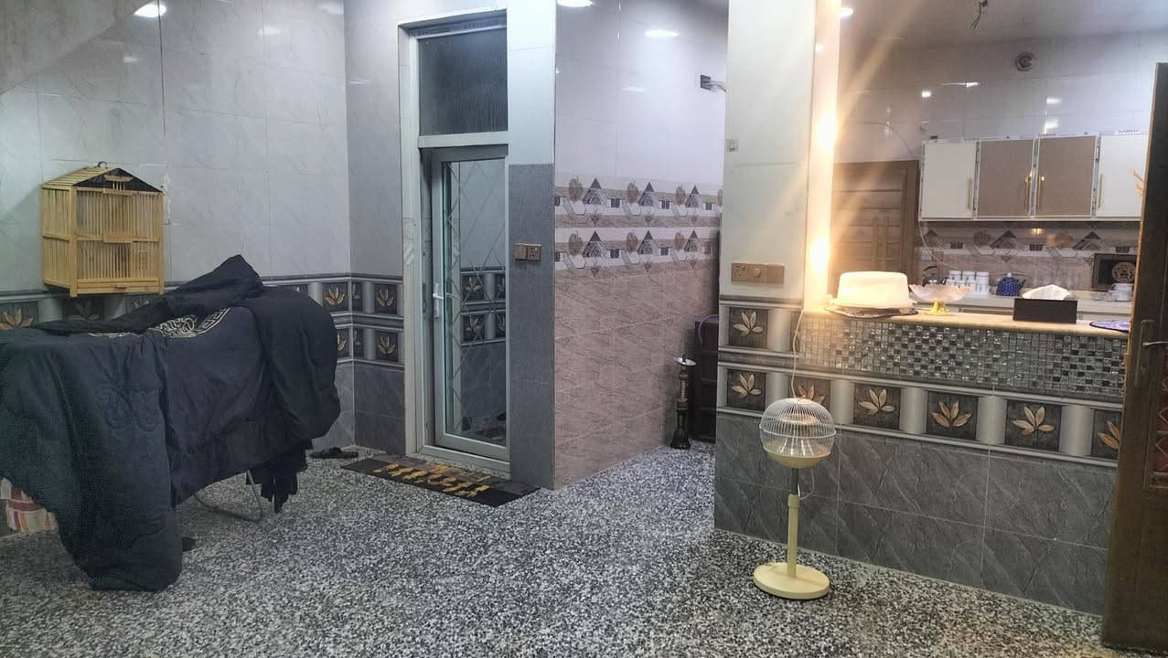دار للبيع
في منطقة الشعب (حي المصطفى) قرب سيطرة حي المصطفى الفرع الاول عن الشارع العام مقابل محطة بانزين سما بغداد
زراعي  سند ٢٥ مساحه ١٠٥ متر 
بناء حديث
طابق واحد يشمل مدخل واستقبال وصاله كبيره وغرفة نوم ومطبخ كبير بارد وحار صغير 
وصحيات وسطح عدد ٢ 
السعر ١١٠ وبيه مجال 
للاستفسار اكثر الاتصال على الرقم
***********
