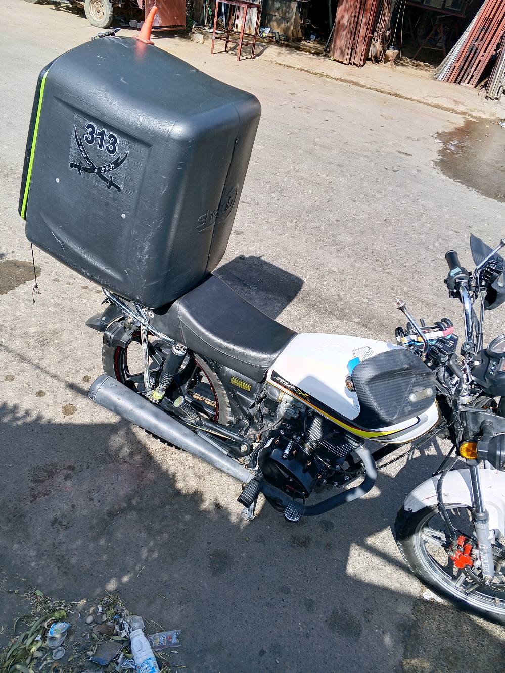 دراجه شاينك موديل 2026 المحرك 150cc
دراجه مبدل بيهه تانكي وصفاحيات فقط دراجه خير من الله برغي ممفتوح اخذهه وفحصهه 
السعر 650 وبيهه مجال حك الجيه
العنوان بغداد الشعب منطقه الثعالبه
شلون حالتها؟ وهل بيها اي نواقص او عيوب غير تبديل التانكي والصفايح؟: 
لا
الأوراق شنو وضعها؟ بيها سنوية/مستمسكات لو بدون وراق؟: 
اوراق كامله ب اسمي اصوليه
الكير والمحرك شغالين زين 100% لو بيهن اي ملاحظة مثل ضعف، تشليح، او صوت؟: 
فول نضافه
الملحقات والكهربائيات كاملة شغالة؟ مثل الدشبول، اللمبات، البوق، والسلف؟: 
كاملات وشغالات
تحب تذكر اذا السعر قابل للتفاوض؟ وشنو أفضل طريقة للتواصل، ووين مكان المعاينة بالضبط داخل بغداد؟: 
الثعالبه