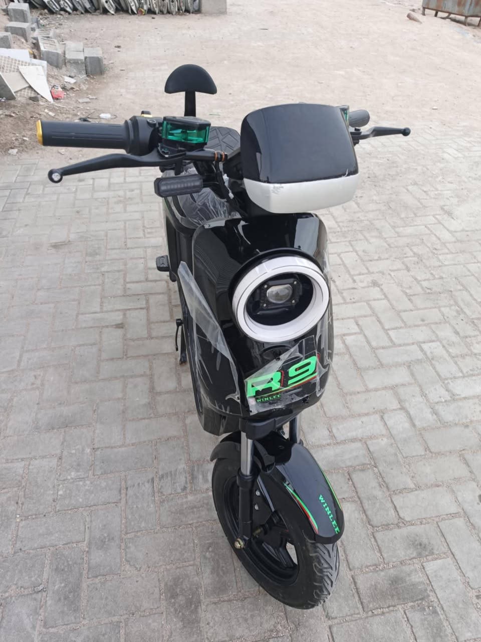 السلام عليكم
ار 9 مديل 26 الحديث لون اسود
6بطاريات مزوده حجم كبير 32امبير وينلي  الاصلي ام الختم شاحنه الاصليه وياها بالكارتون وياها سويجين وبصمه وكارتين  وكفات ومرايات 
4 نمر سرعه 109سرعه حقيقيه 70
دبل اشاره اشاره يمنه ويسره وهورن وبلوتوث لايت عالي وناصي 
دراجه جديده مال وكيل بعدها بالزكات الشركه مستخدمه 8 ايام  فقط ماشيه 70كيلو فقط  وصل شراء موجود ماخذها ب 620 لان زودتها بطاريه تقطع مسافات بعيده 
السعر 550 وبيها مجال قليل حك الجيه 
واتساب ***********
عنوان بصره حيانيه اول لاين
