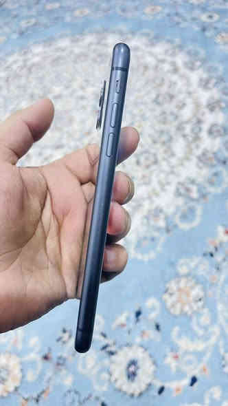 للبيع ايفون ١١ عادي ذاكرة ٦٤ بطارية ٨٤ ما مفتوح سعرة ٢٦٠ الف مكاني بغداد ***********
