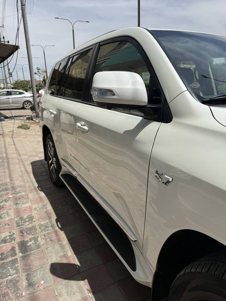 لاندكروز 2018 vxr 5700 ماشيه 102 سعرها 520
***********
