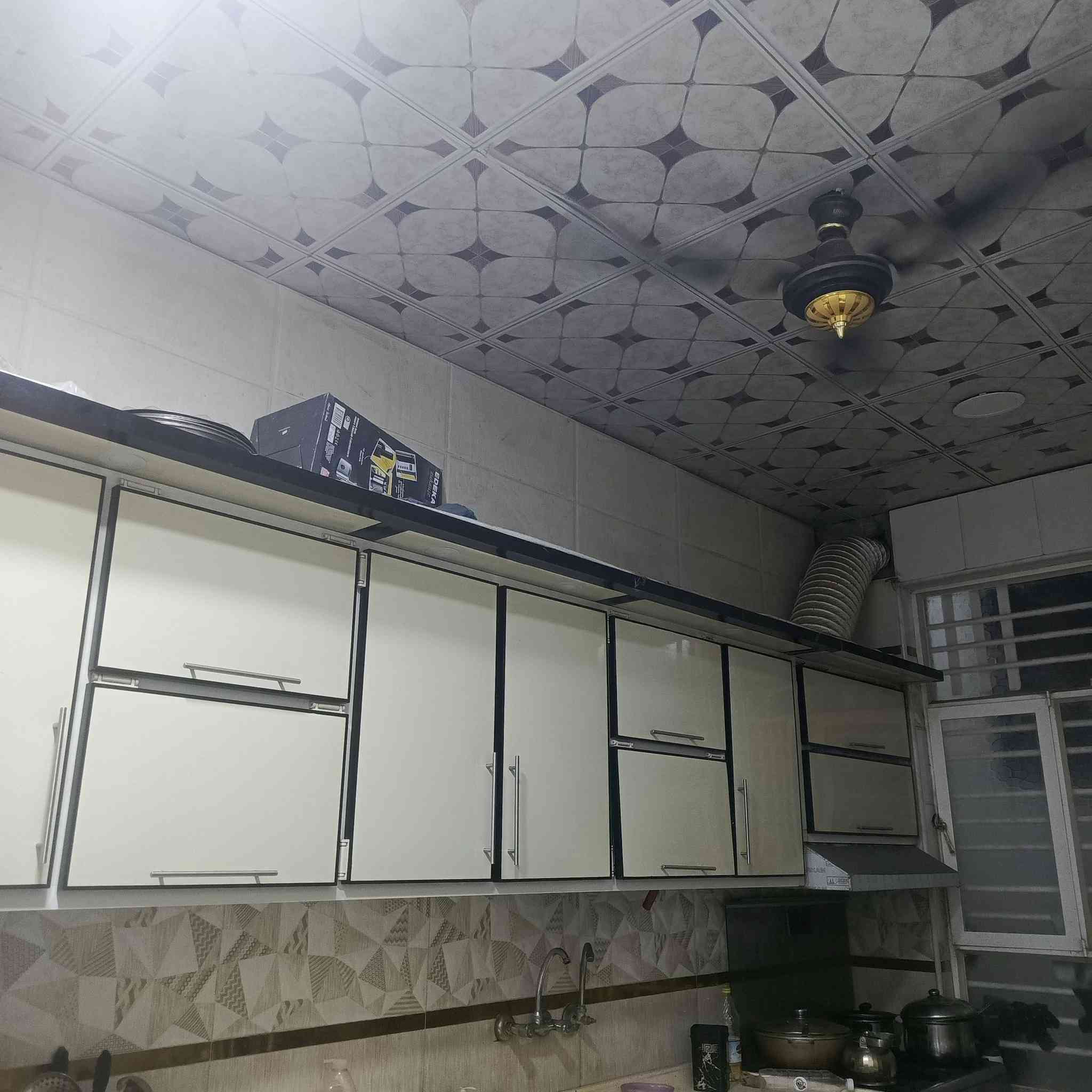 بيت للبيع في حي المكرمة مراوس بيت كامل  
المساحة 135م طابقين بناء حديث 2023  تسكام درجة اولى ارضيه مرمر تركي يحتوي على اربع غرف نوم كبار وصالة عدد 2 واستقبال ومنور و صحيات عدد 3 وكراج سيارة 
للتواصل *********** ***********
