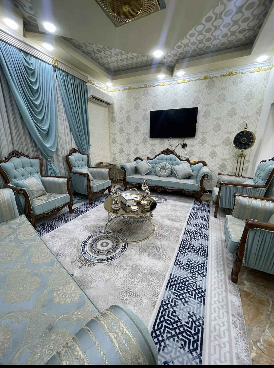 🏠 دار سكن للبيع - مكتب عقارات رافد 🏠
يعلن مكتب عقارات رافد عن توفر دار سكنية بمواصفات متميزة وموقع استراتيجي في منطقة ياسين خريبط (الزوان الأول)، حيث تبعد شارعاً واحداً فقط عن الشارع العام.
📐 تفاصيل المساحة:
• المساحة الكلية: 200 متر مربع.
• الواجهة: 10 متر.
• النزال: 20 متر.
🏗️ تصميم الدار (نظام طابقين):
🔹 الطابق الأول:
• ديوانية (استقبال).
• صالة داخلية.
• غرفتين نوم.
• مطبخ متكامل بنظامين (حار وبارد).
• مجموعة صحيات متكاملة.
🔹 الطابق الثاني:
• 3 غرف نوم واسعة.
• مجموعة صحيات.
🔹 المشتمل الإضافي (ملحق مع البيت):
• يحتوي على (غرفة + صالة + مطبخ + حمام)،.
📞 للاستفسار والتواصل:
للمزيد من المعلومات أو لتحديد موعد لمشاهدة العقار، يرجى الاتصال بنا على الرقم التالي:
👉 ***********
👉*********** 
حياكم الله وكل الهلا بيكم في مكتب عقارات رافد!
