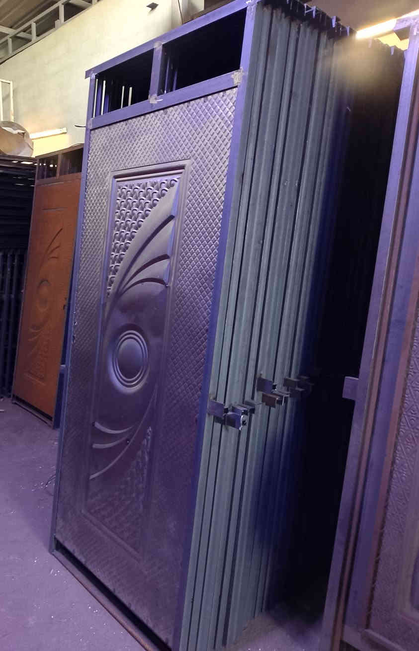 باب حوش ودرج وابواب غرفة وشبابيك للبيع الموصل صناعة الكرامة حي الكرامة
***********  /  ***********
