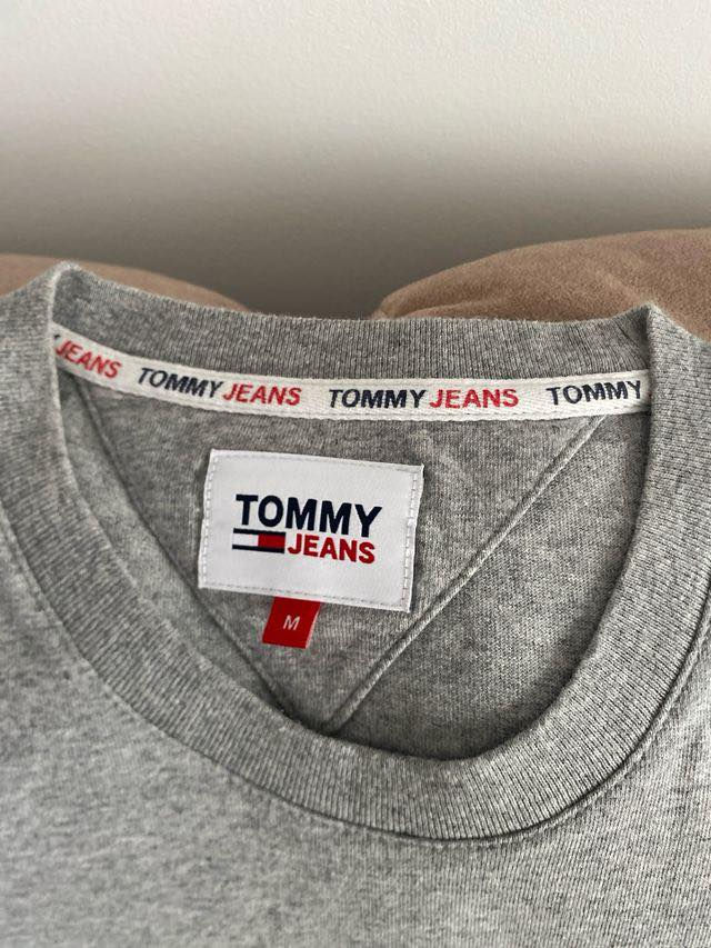 تيشيرت من ماركة تومي جينز (Tommy Jeans) الشهيرة بتقديم أسلوب أمريكي عصري ومريح. 
قياس L


**إذا كنت صاحب هذا الإعلان وتريد حذفه لأي سبب، رجاءا أرسل رسالة إلى الدعم الفني**
