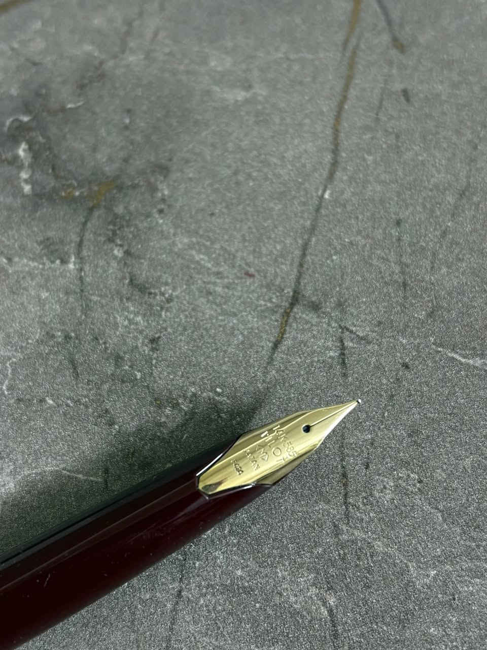 سلام عليكم،
قلم بايلوت ياباني

Pilot e95s

لون برغندي 

حجم السلاية M

قلم من الفئة الفاخرة سلايته مصنوعة من ذهب عيار 14 

——————————————————

كتابة سلسة ومريحة ووزن خفيف يساعد على الكتابة لساعات

القلم مستعمل نظافة 98% يأتي مع كامل ملحقاته الاصلية(العلبة، اوراق القلم، والكونفيرتر الخاص به)

السعر: ١١٠ الف دينار عراقي، وبيه مجال

لمزيد من المعلومات وللطلب يرجى مراسلتي خاص

——————————————————

يوجد توصيل لجميع محافضات العراق.


**إذا كنت صاحب هذا الإعلان وتريد حذفه لأي سبب، رجاءا أرسل رسالة إلى الدعم الفني**