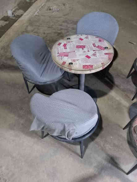 ميوز طعام يرهم الحديقه هم ثلاث كراسي واحد والثاني ميز وكراسي ٢ للبيع اي استفسار ***********
