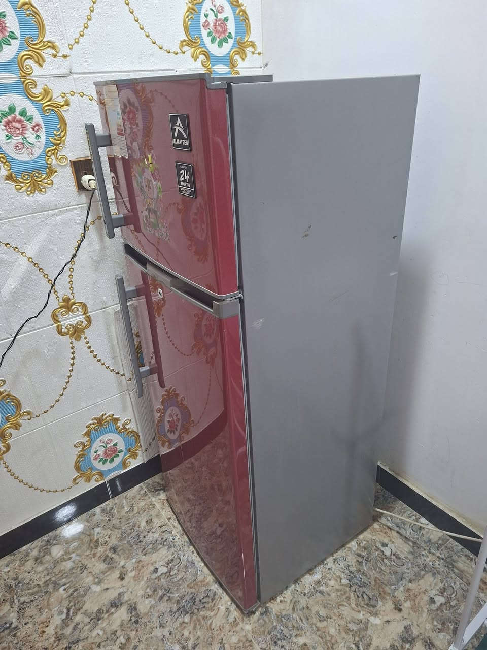 ثلاجه للبيع بعدهي جديده تجميد فول بيه السعر 200وبيه مجال بسيط الهاتف ***********
