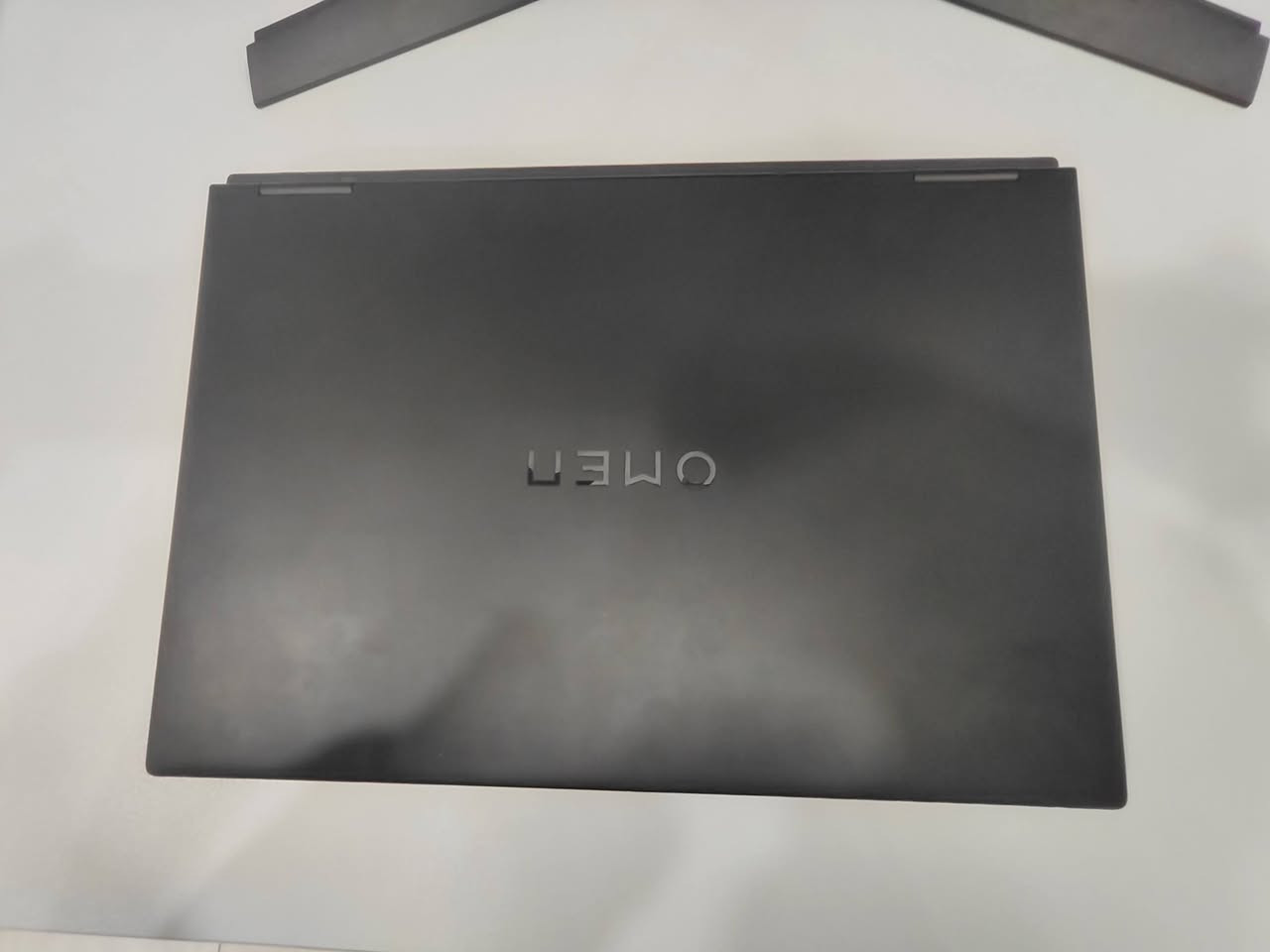 سلام عليكم، hp omen للبيع
مواصفات:
معالج / intel i7 gen 13 hx 
كرت شاشه / rtx 4060
رام / 16GB ddr5
هارد / 1 tera 
حجم شاشه / 16 inch 
النظام / ويندوز 11 برو
متوفر ويا شاحنته الاصليه و العلبه 
ملاحظة / بي خدش جدا بسيط موضح بالصورة الأخيره

سبب البيع / غير مهتم بال gaming

السعر / مليون و 350
للتواصل:
على يوزر التلي : yrrmra7
او يوزر الانستكرام : dev__yasser
او ماسنجر


**إذا كنت صاحب هذا الإعلان وتريد حذفه لأي سبب، رجاءا أرسل رسالة إلى الدعم الفني**