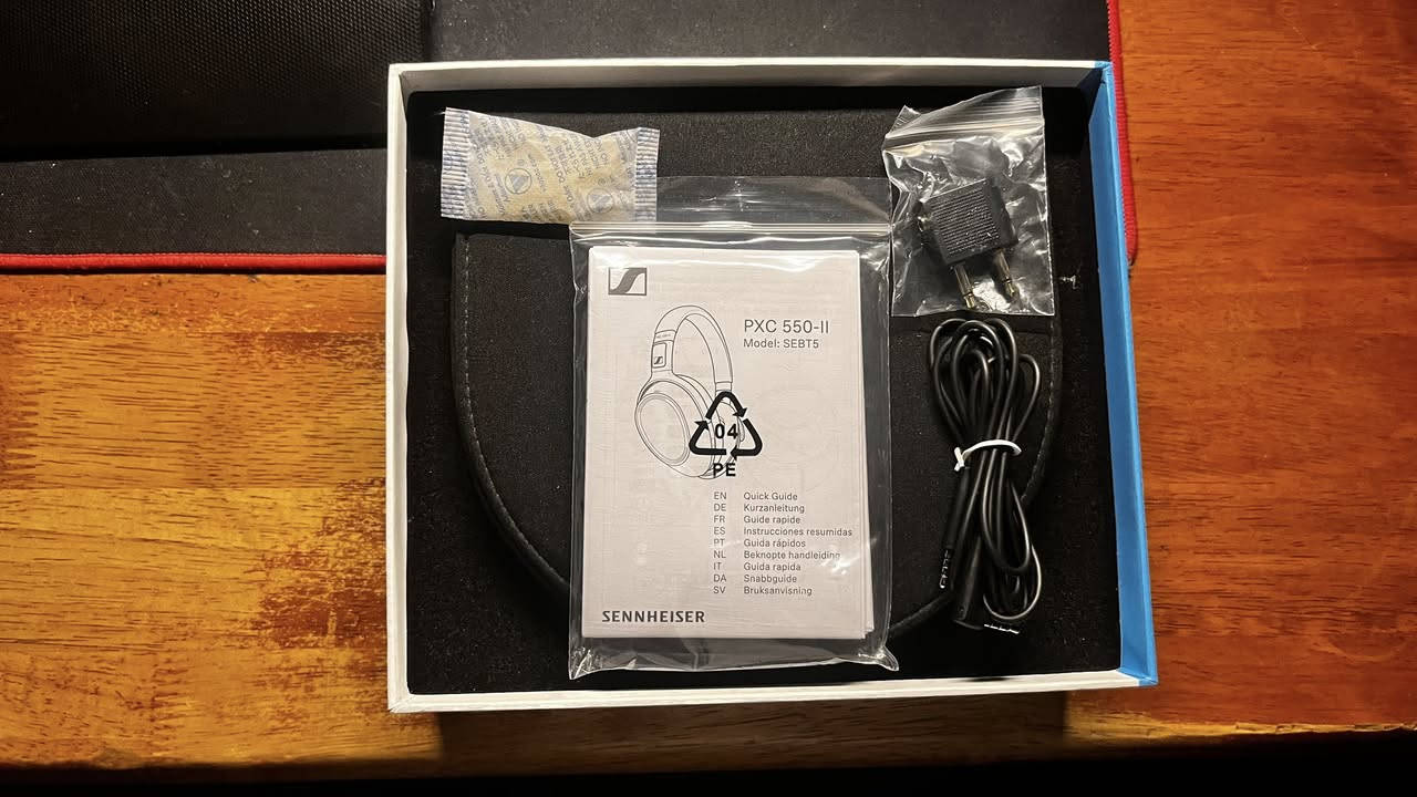 Sennheiser PXC 550 II 

حالة ممتازة

صارلها تقريبا سنة ونص عندي استخدام خفيف وغير متواصل لان عندي airbuds استخدمها ويايه وين ما اروح، تجي اشهر ما استخدمها اصلا ف قررت ابيعها لان جبت سماعات واير 

المواصفات:

• نوع السماعة: Over-Ear مغلقة (Closed Back)
• اتصال لاسلكي Bluetooth 5.0
• تدعم AAC و aptX و aptX Low Latency لتحسين جودة الصوت وتقليل التأخير
• نظام Active Noise Cancellation (عزل ضوضاء فعال)
• مايكروفونات مدمجة للمكالمات
• Touch Controls للتحكم بالصوت والموسيقى من الكوب مباشرة
• تصميم قابل للطي مع كيس حمل أصلي
• وزن خفيف ومريحة للاستخدام الطويل

الصوت:

• صوت Sennheiser المعروف بتفاصيل واضحة وتوازن جيد
• Bass نظيف وغير مبالغ به
• Vocals واضحة
• مناسبة للموسيقى والأفلام والسفر والمكالمات

البطارية والشحن:

• بطارية تدوم تقريباً من 20 إلى 30 ساعة حسب الاستخدام

• شحن عن طريق Micro-usb !!

مميزات إضافية:

• إيقاف وتشغيل تلقائي حسب وضعية السماعة
• Smart Pause عند إزالة السماعة
•دعم تطبيق  Smart control الخاص بsennhiser
• عزل ممتاز للأماكن المزدحمة والسفر
• أمكانية ربط جهازين في نفس الوقت

الحالة مثل ما موجود كدامكم بالصور وكل غراضها موجودة وياها وسماعات حلوة وبالعافية للي ياخذها .

توصيل بس داخل بغداد او تجي عندي تجربها على راحتك

سعرها يبدي من 100, اعلى عرض يجي ابيعله


**إذا كنت صاحب هذا الإعلان وتريد حذفه لأي سبب، رجاءا أرسل رسالة إلى الدعم الفني**