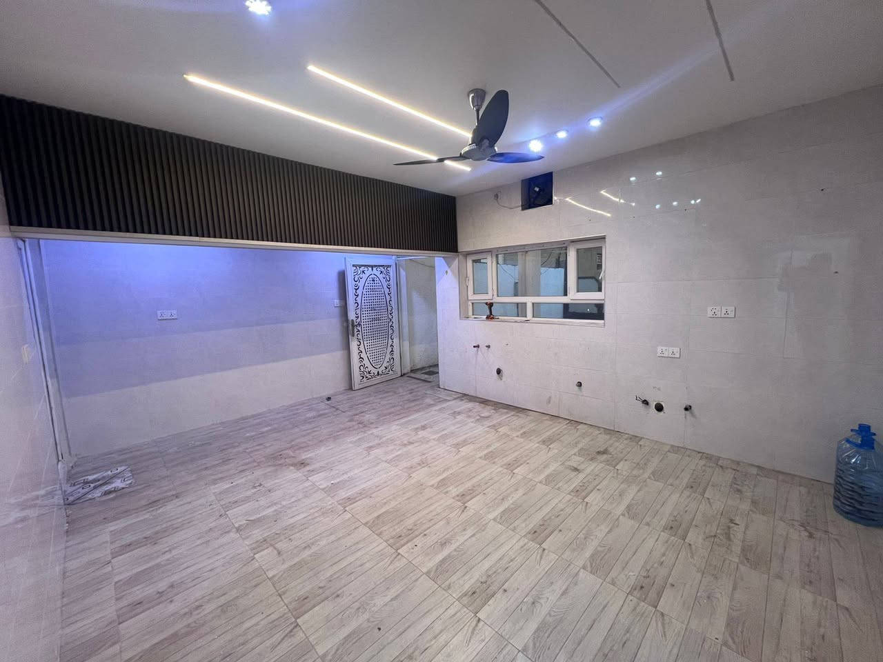 السلام. عليكم اعلان جديد ،🏘️🏘️ 
دار 200م طابق واحد طابو صرف 
باسم شخص واحد 
 للبيع 
يتكون  استقبال مطبخ +2غرفه نوم 
صيحات داخيله وخارجيه
الموقع حي الوسطي مجمع المدارس
كما موضح بالصور ادناه
السعر 165مليون وبي مجال
ملاحظة التعامل مع صاحب الدار مباشر 
للمزيد من المعلومات الاتصال والاستفسار بالارقام
☎️***********  ابو محمد 
☎️*********** ابو علي 
او مراجعه مكتب زهرة الخليج حي الواسطي مقابل شقق الغاز السادين القديم عيادة دكتوره سلوى البياتي وصيدلية صوفيانستقبل جميع عروض البيع والشراء وتأجر العقارات والمحلات.تحياتنا لجميع الزبائن االكرام.
