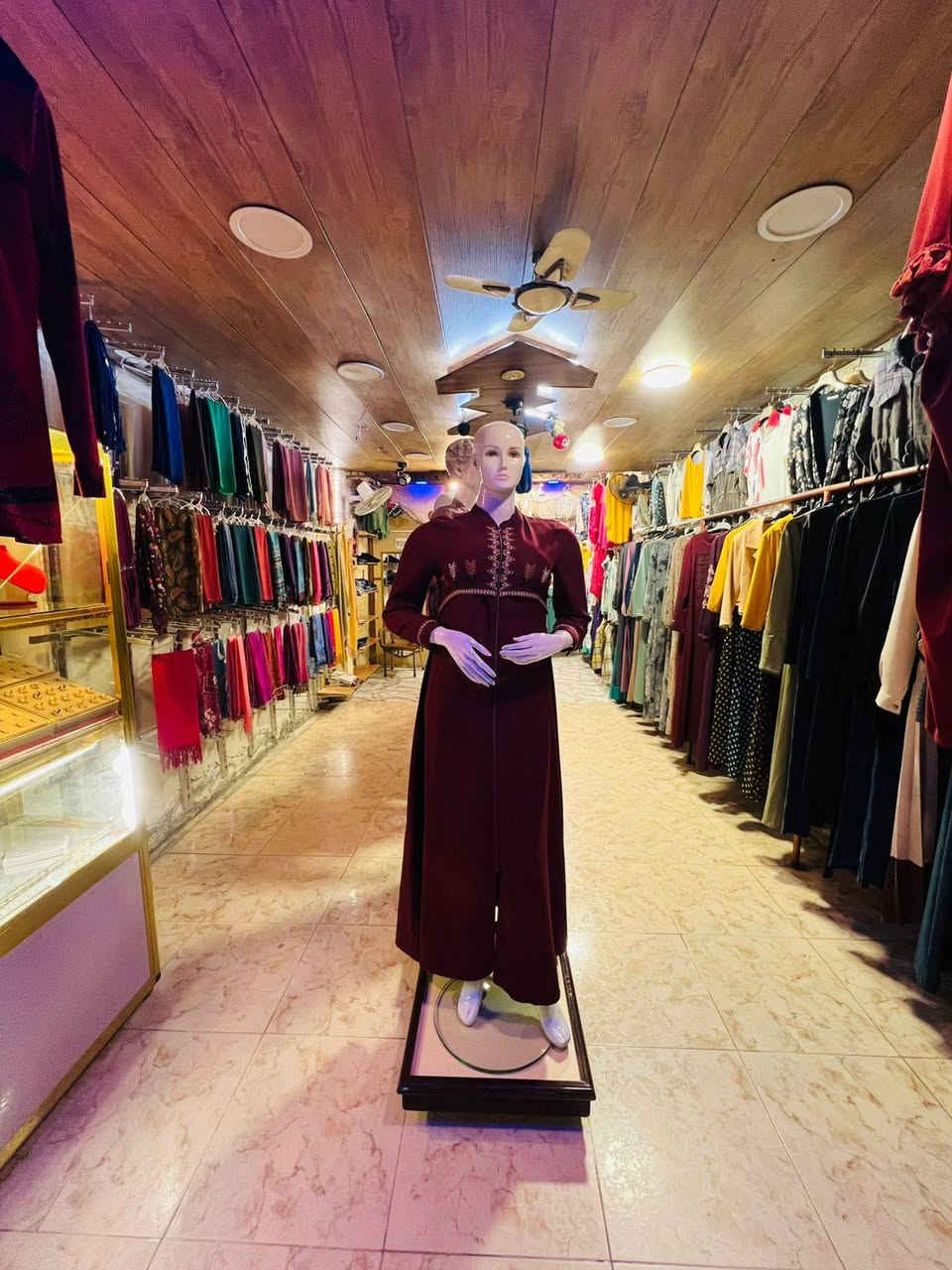 محل ملابس للبيع نسائي كامل بعقوبه سوق حي معلمين مجاور عياده دكتور نبيل  مقابل مختبر الهمام  موقع تجاري محل كامل لايوجد نقص لعدم تغرغ رقم الهاتف***********
نزال المحل 10 والجهية4 قرب مدرسه العدانيه موقع بنص السوك البيج مالته 15الف قوي وشغال🔥
