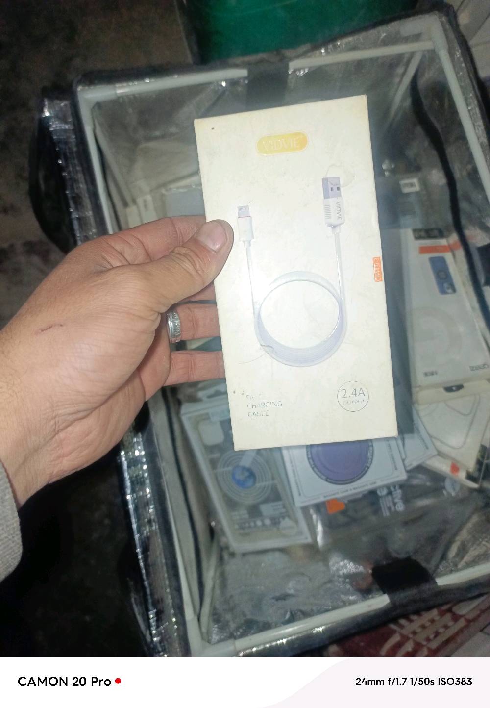 حافظات كمية وكيبلات وشواحن مال أيفون وكراتين فارغة مال أيفونات 
بيع شلع أو قطع أقل بيع 50قطعه وفوگ
العنوان الشعب سبع قصور 