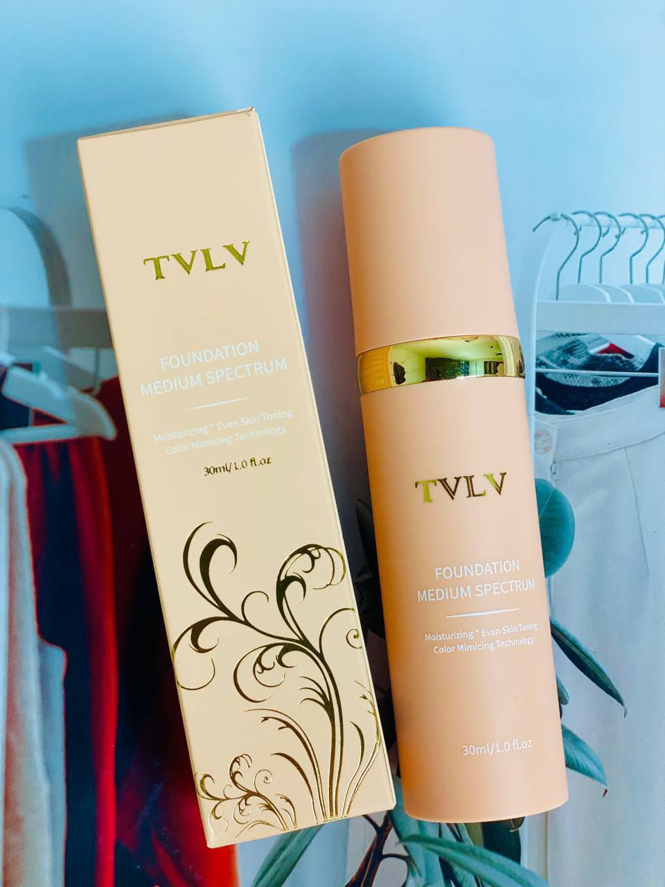 ✨ فاوندیشن TVLV المتغير اللون – توحيد فوري للبشرة ✨💖
تريدين بشرة صافية وطبيعية بدون تعب؟ 😍
هذا الفاونديشن السحري يتحول للون بشرتج ويخفي كل العيوب 💄✨

⭐ المميزات:
🤍 يتغير لونه تلقائياً ويندمج ويا بشرتج
✨ يغطي الحبوب وآثارها والمسام الواسعة
💧 ملمس ناعم بدون خطوط أو تكتل
⏳ ثبات طويل يوصل لحد 16 ساعة بدون أكسدة
🌿 مناسب لكل أنواع البشرة حتى الحساسة
💖 يرطب البشرة ويعطي نعومة مخملية


**إذا كنت صاحب هذا الإعلان وتريد حذفه لأي سبب، رجاءا أرسل رسالة إلى الدعم الفني**