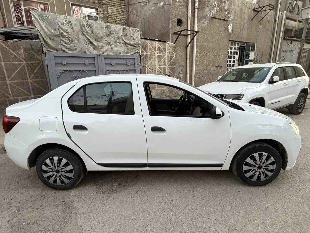 رينو سمبل مديل 2019 
محرك 1600 اقتصادي 
كير ومحرك كفاله 
سياره مدوشمه وارضيات جديده 
تدفئه وتبريد شغاله 
رقم بغداد انكليزي 
السعر90$
العنوان: بغداد الشعب سوق شلال 
الرقم:***********
