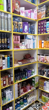 مستحضرات تجميل • بضاعة محل • محل كوزمتك