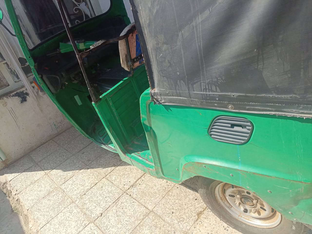 توك توك للبيع اوراقها كامله واصوليه وشغاله كل شيء ما بيها سعرها 800 مكانها ديالى الخالص شراي اتصل ***********

