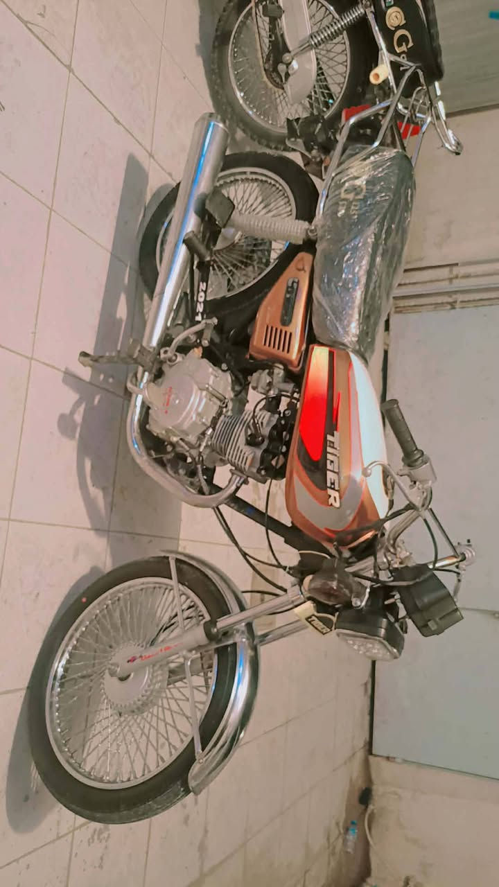 سلام عليكم اخوان دراجه للبيع نضيف موديل21كهربائيات كل شغال ماطور محرك ما مفتوح سعر400ب مجال مكان حي وسطي***********
