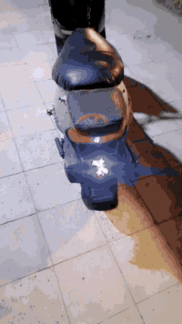 سلام عليكم دراجه تسعه زروف للبيع كلشي ما ناقصه دراجه تخبل بيه باتري الكهربائيات شقال تشتقل هندر و سلف ول كلوب شقال عالي و ناصي و رماش و هورن و شاير كله شغاله وقفال جنط دراجه كامله السعر 275 وبيه مجال مكاني البصره زبير ***********
