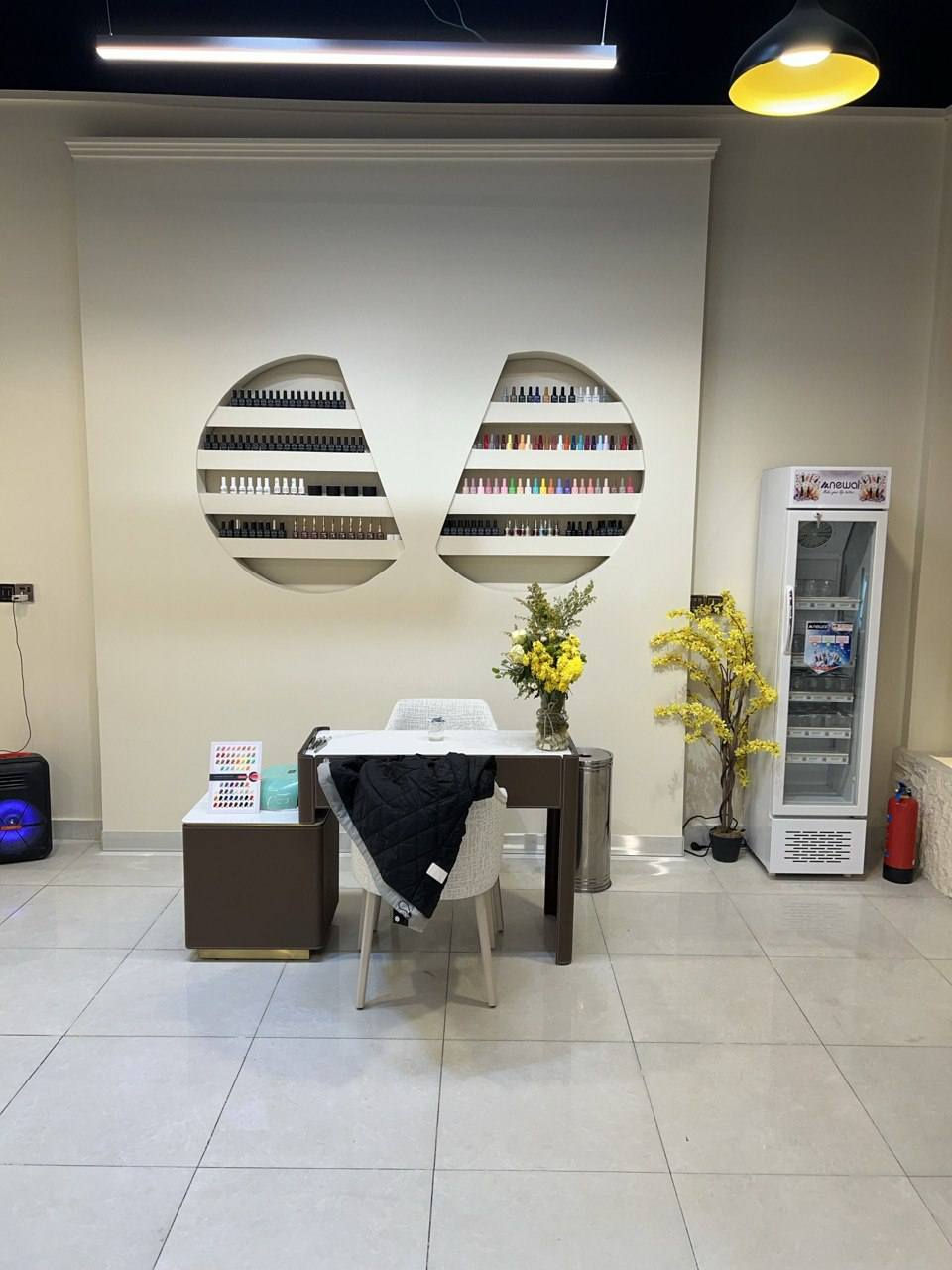 سلام عليكم 
متفرغ كادر كامل لعمل ديكورات وصبغ وجبس  للإستفسار اتصال على الرقام ***********
