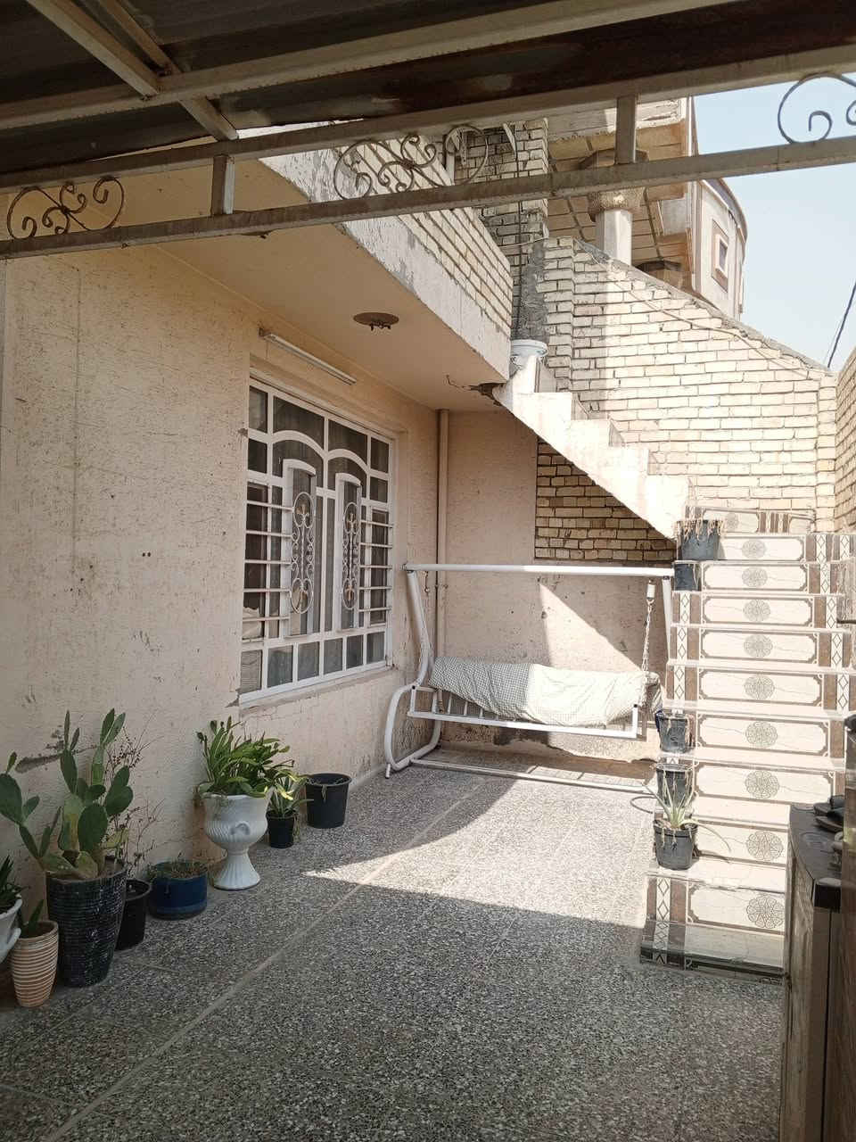 السلام عليكم ... بيت للبيع المساحه 200م الواجهه 10 النزال 20 الطابق الارضي يتكون من غرفتين نوم مع هول داخلي مع صاله مع مطبخ ومع صحيات شرقي وغربي ومناور عدد 3 .. الطابق الثاني معزول عن الطابق الارضي بدراج خارجي يتكون الطابق الثاني من غرفه كبيره و مطبخ وصحيات وحولي وحمام وصحيات معزوله عن الطابق الثاني تابع إلى الطابق الارضي وسطحين السعر 340 مليون وبيها مجال  .. العنوان بغداد الدوره حي المصافي للاستفسار الاتصال على الرقم ***********
