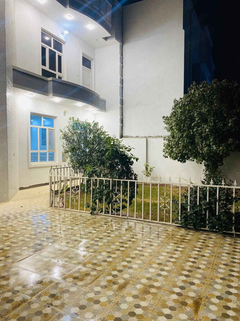 بيت للبيع مساحه ٣٧٠ متر شارع ٢٠ شارع جامع السلام ٥ غرف نوم كراج وحديقه كبيره سحبات بالسقف بناء درجه اولى طابوصرف باسم شخص واحد موقع مميز السعر ٢٨٠ مليون بي محال للتواصل *********** بي واتساب
