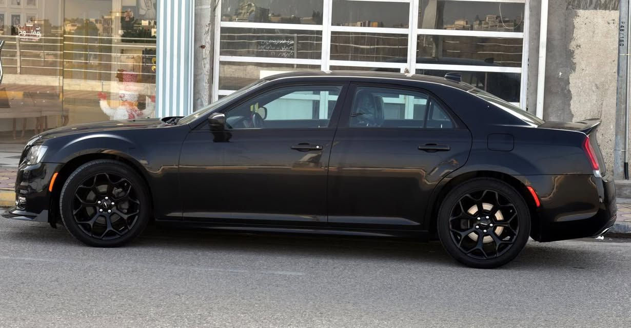 Chrysler 300 S black 2018
---------------------------
كرايسلر (اوباما)2018
كلين كلين مكفوله 
ماشيه 100
اربيل باسمي 
مواصفات الs معروفه 
نضافه 100/100
ترايها مال زيرو
تخم تاير جديد 
برغي ما بدل بيها 
كلها ع وضع الشركة استخدام شخصي 

السعر260 وبيه مجال 

***********
بأسمي مداور مباشر
