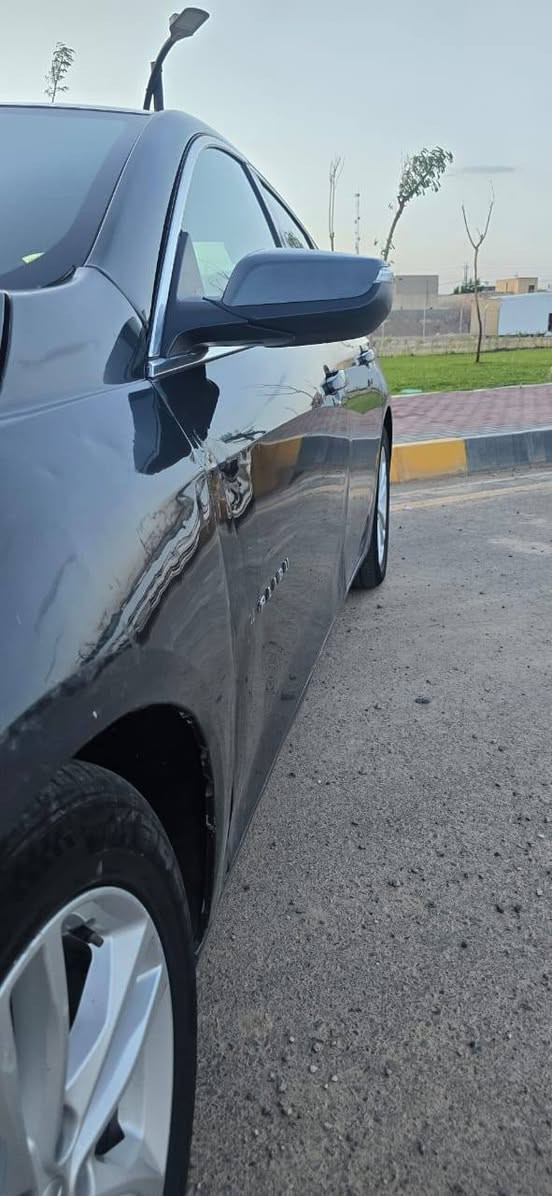 ماليبو ٢٠١٧ لون نفطي رقم دهوك مميز باسمي السيارة بيها كوبون ورقي شغال ضررها باب السايق والباق الي خلف السايق وبيها جاملغ امامي معدل عالبارد بيها صبغ بالدوسة تحت السايق والدنكة الي ينشد عليها باب السايق ايرباك بس التكمة  مواصفاتها Lt1 يعني فول ماعدا البانوراما سستم صوت بوز شاشه كبيرة كيجات امبالا السيارة ماشية ١٠٧ الف ميل تبريد ثلج محرك نص عمر كيرها At المرغوب لايت زنون قوي جدا مكان السيارة بالموصل الايسر سعرها ٩٠ ورقة وبيها مجال للتواصل ***********
