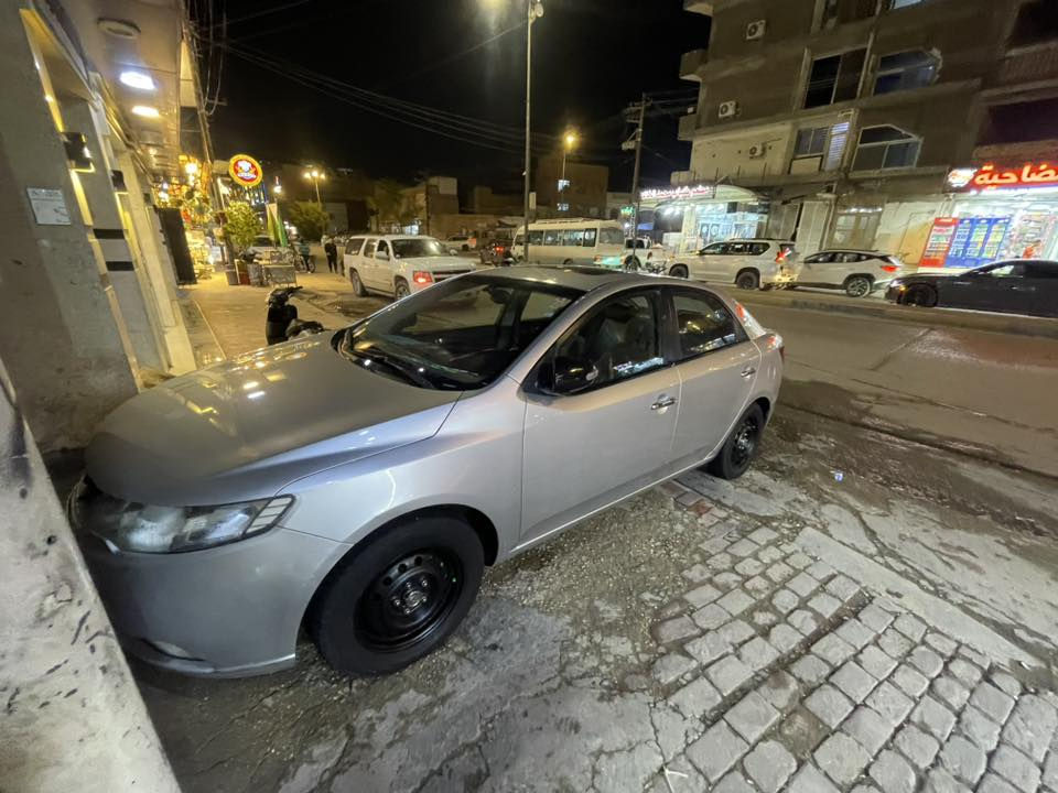 سلام عليكم سيراتو موديل ٢٠١٠ بيها قطعتين صبغ بدون دواخل
السياره جاهزه من كير مكينه حداديه تخم تاير 
مجموعة تبريد كلها جديده شرط ❄️ 
رقم سليمانيه  بسمي تريد تحويل او وكاله 
السياره كل نقص مابيها جاهزه عل اخره حبايه 
مكان كربلاء السعر ٩٣وبيه مجال 
***********
