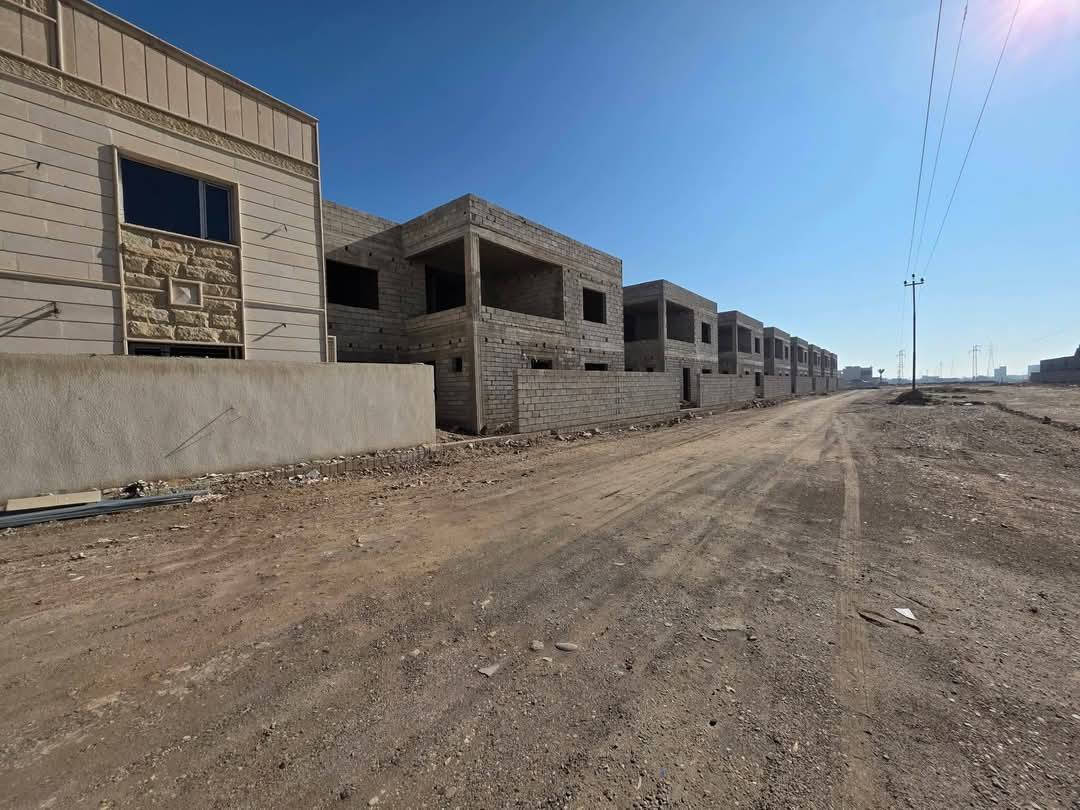 🏡 دور عدد (3) للبيع متجاوره
📍 مجمع القرية الإيطالية 2
على شارع ١٥ متر 

🔹 الدار بطحي
🔹 الواجهة: 15 متر
🔹 المساحة: 200 م²
🔹 خلف الدور شارع عام

تفاصيل البيت:
▪️ 3 غرف نوم
▪️ صالة داخلية في الطابق الأول
▪️ صالة داخلية في الطابق الثاني
▪️ صحيات عدد 2

📞 للاستفسار: ***********
🏢 #مكتب_المتميزين
