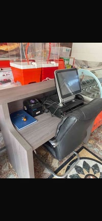 كاشير مع ميز وكرسي وطابعات عدد ٢  للبيع.  بسعر 700 الف.     نوع المرغو...