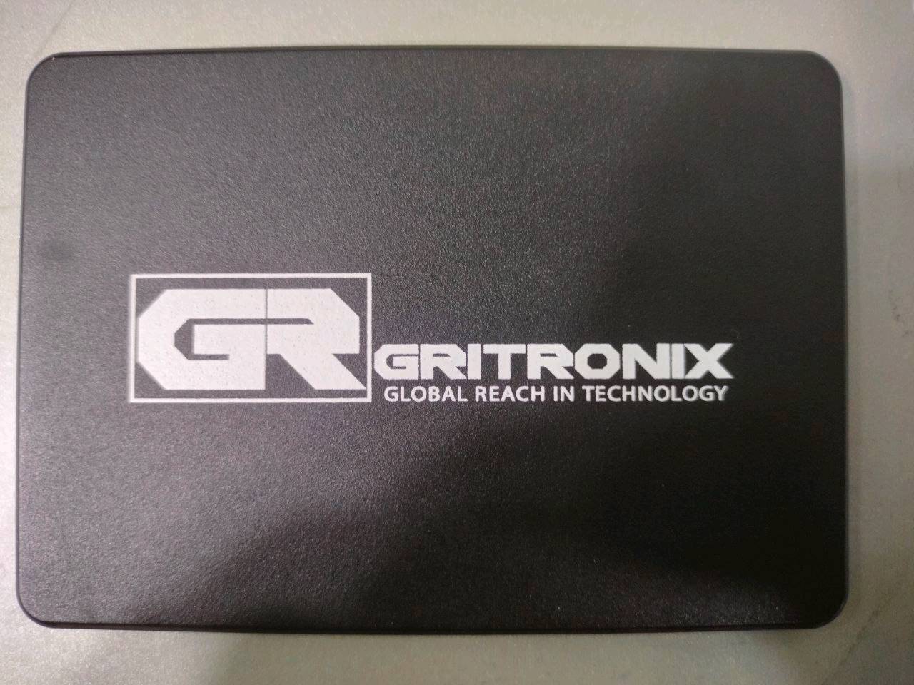 ذاكرة ssd حجم 256 GB سرعة 6GB/s مستعمل اخو الجديد مابي و لا خدش السعر15 الف قفل و التوصيل كافة انحاء بغداد ب 5 الاف.